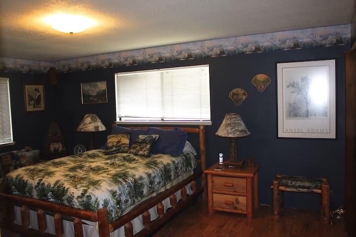 Glavna spavaća soba s bračnim krevetom