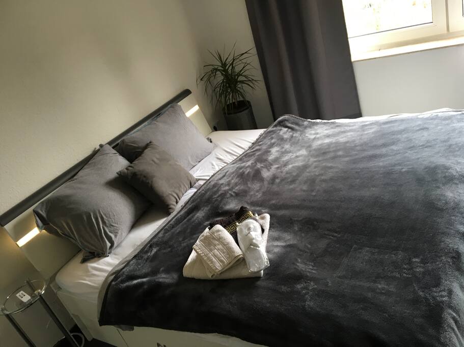Schlafzimmer/Bedroom