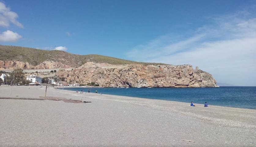 Nice refurbished apartment 70m from the beach