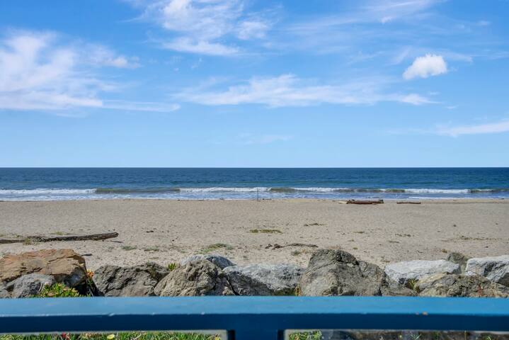 Charming Beach Front Home on the Island gallery image 3