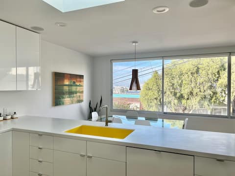 Popular Airbnb listing: Modern Minimalism with a View in Bernal Heights