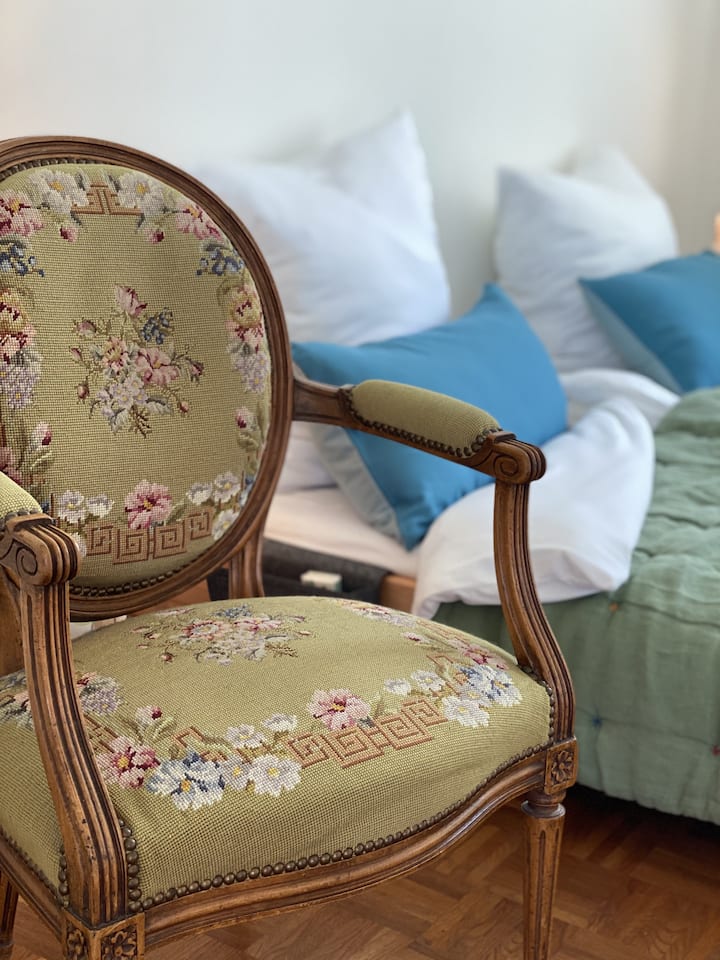 Chumba cha kulala chenye vitanda viwili na kiti cha Louis XVI kutoka Paris