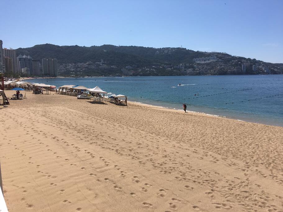 Bay of Acapulco: Beautiful views, soft sandy beach, warm waters, water activities