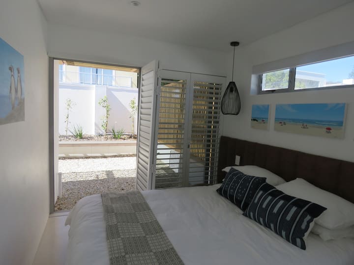 Стая за пингвини с плъзгащи се врати 