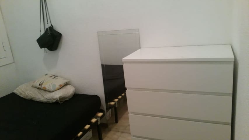 Habitación para dormir con cama de matrimonio