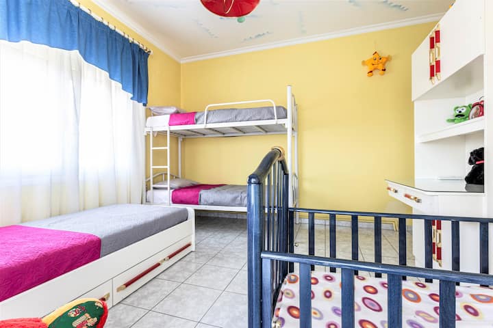 Drie eenpersoonsbedden slaapkamer plus babybed