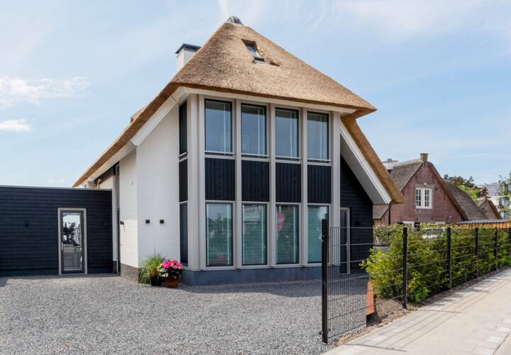 Luxury villa directly on the Loosdrechtse lakes!
