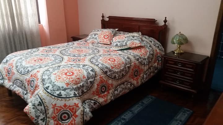 Dormitorio  con cama doble