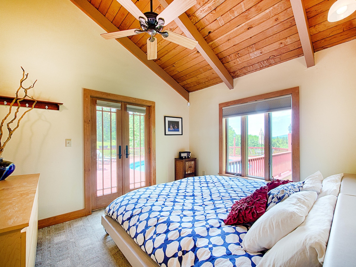 Spálňa č.4. Manželská posteľ King, hlavné poschodie.