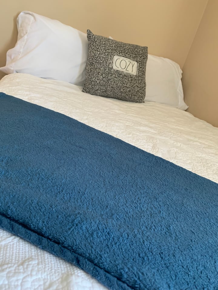 Სრული ზომის საწოლი მეორე საძინებელში