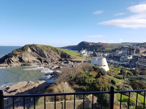 Successful Airbnb property: Luxury Central Ilfracombe Clifftop Apartment in Ilfracombe