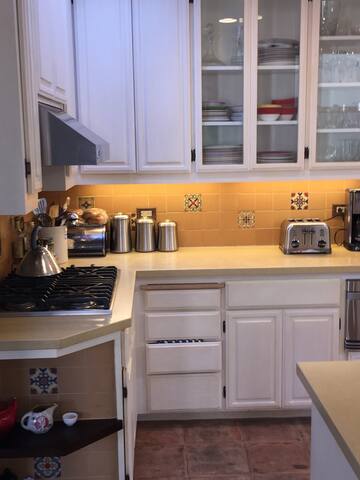 Sunny Cole Valley Home – Easy access to GG Park gallery image 3