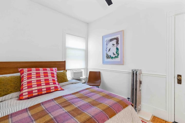 Bračni krevet (160 – 180 cm). Madrac koji regulira temperaturu, ormar, radni stol i stropni ventilator. Klima-uređaj na prozoru u ljetnim mjesecima.