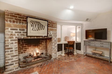 Successful Airbnb property: Garden Level in Historic B&B on Famous Jones Stree in Savannah