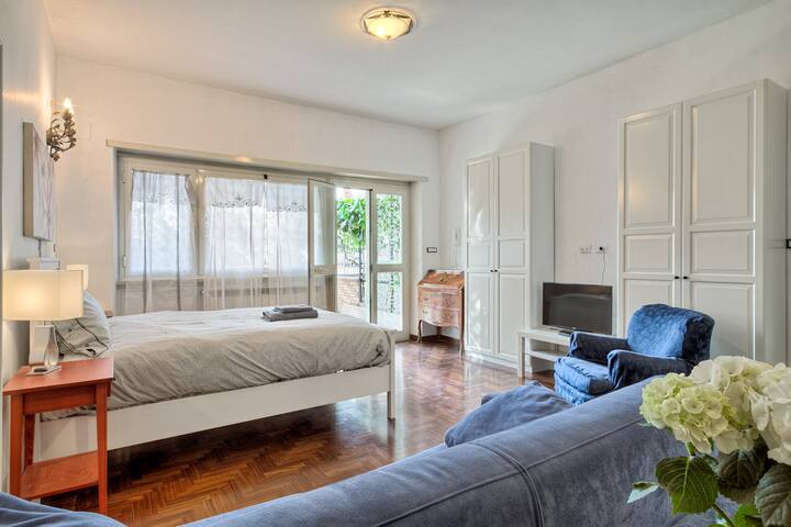 Single Room Apartment With Kitchen Apartemen Untuk Disewakan Di Roma Lazio Italia