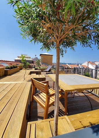 Terrasses, vue Tage et Christ Roi. Roof-top Lisbon