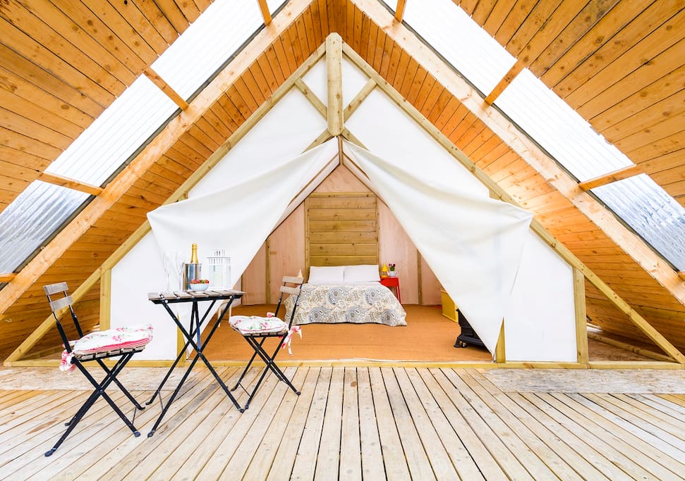All Weather Luxury exclusively for couples, en-suite toilets, cosy stoves, electric blankets, heated patios, private kitchens all a short stroll from Killarney's Town Centre.