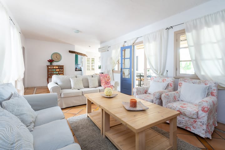 סלון מרווח עם ספות נוחות כדי להירגע.