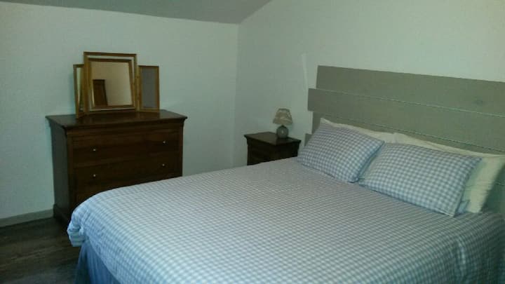 Spálňa Altéa na bočnej strane komody