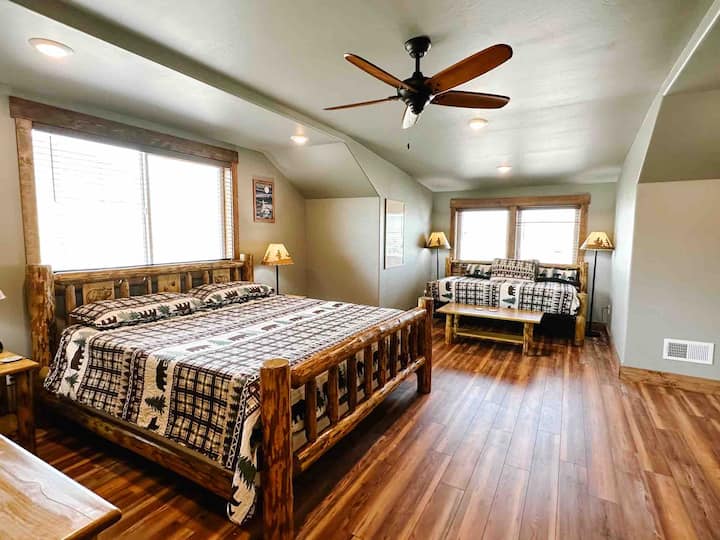 Мајстор на горниот кат со брачен кревет и катче за дневен кревет.  Со 43-инчен паметен телевизор.   Совршено за втор пар или за вашите деца.   Вистински втор мајстор кој е затворен на првиот кат.   