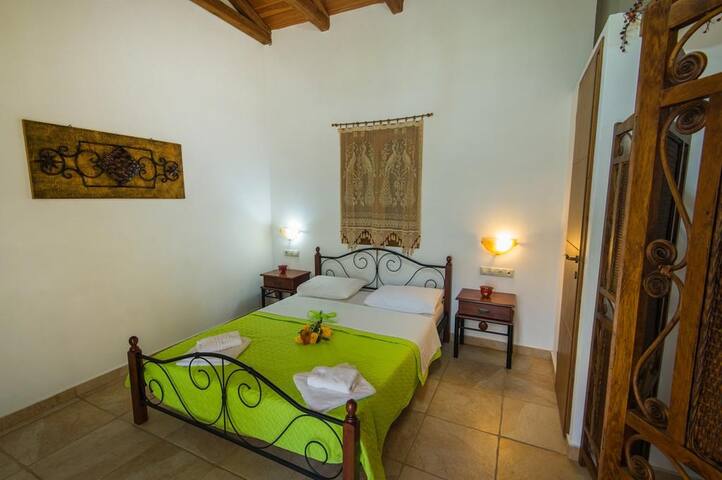 Private bathroom
Room size 54 m²
2 single beds and
1 large double bed
This quadruple room features a balcony, view and air conditioning.