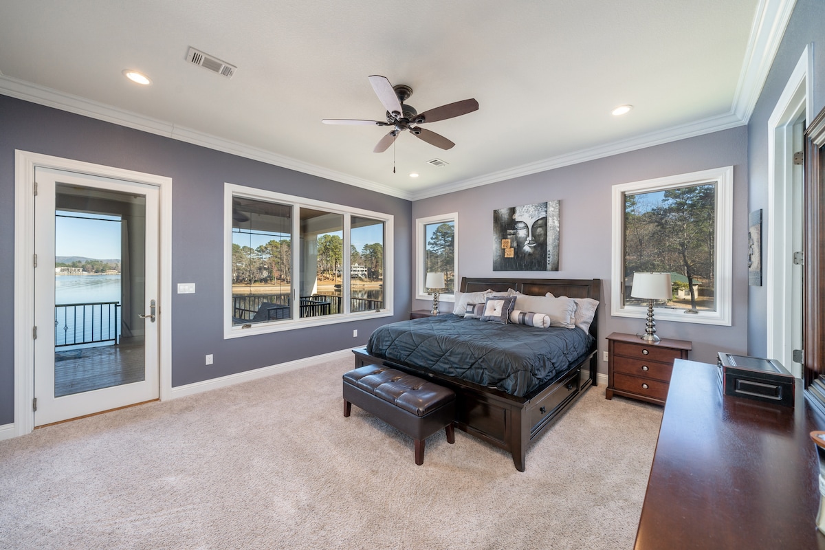 ¡Acogedor dormitorio 1 con cama king, espectaculares vistas al lago!