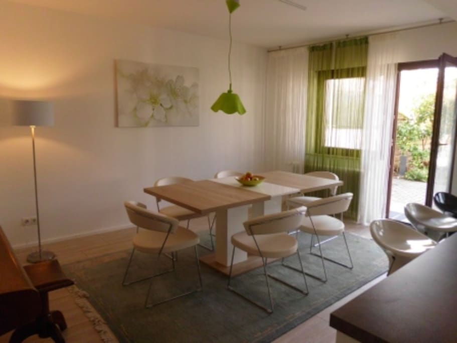 Esszimmer mit Terrassentür