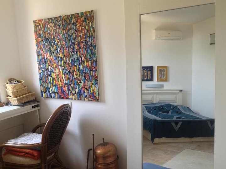 Საძინებელი დიდი ზომის საწოლით და სუპერ კომფორტული ქაფის მატრასით 