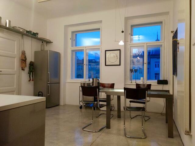 3BDR Art-filled Apartment with Garage gallery image 5