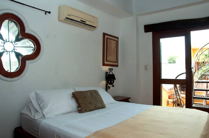 להירגע ולהתרענן בחדר האופנתי הזה עם גישה לאמבטיה פרטית