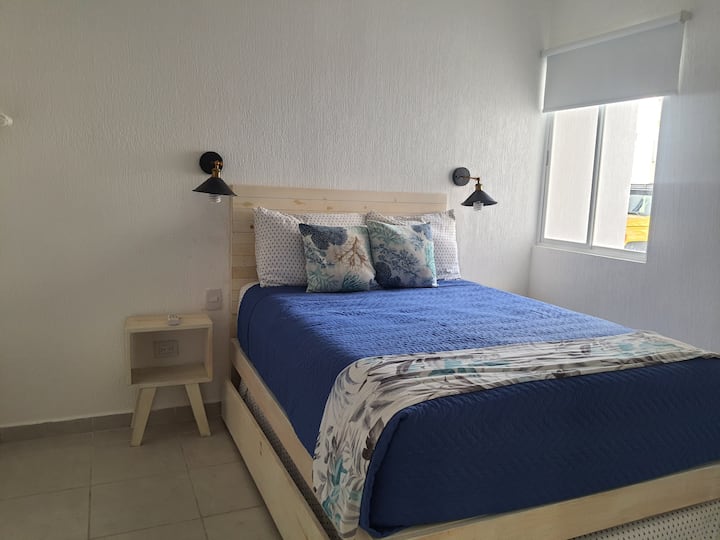 בחדר השינה יש מזרן זוגי 