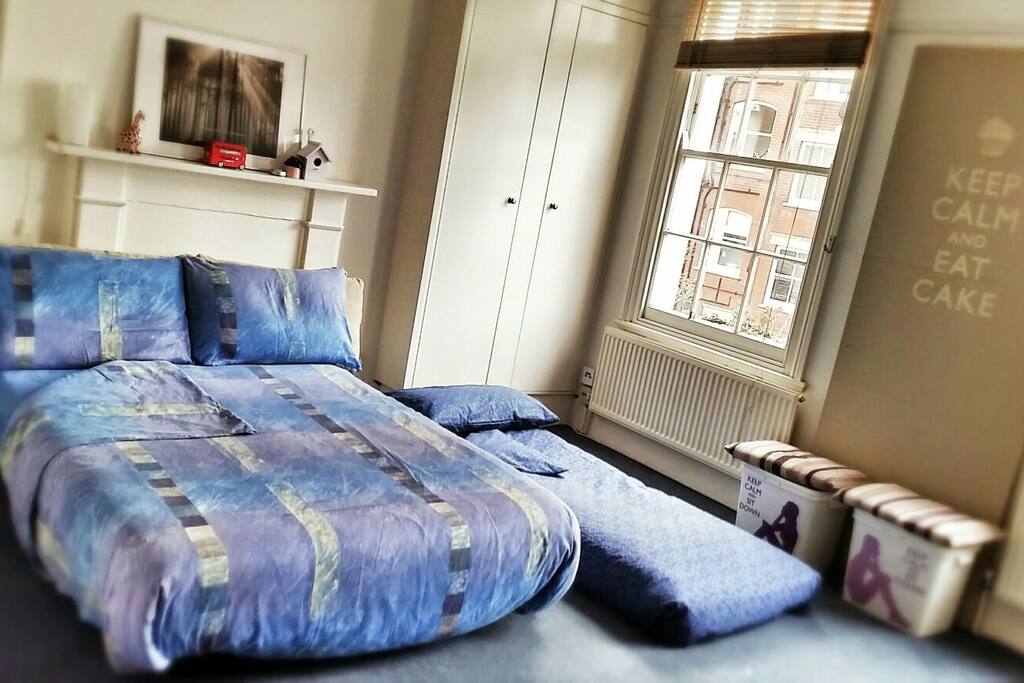 Hosting 3 people :) queen size double bed and single guest bed