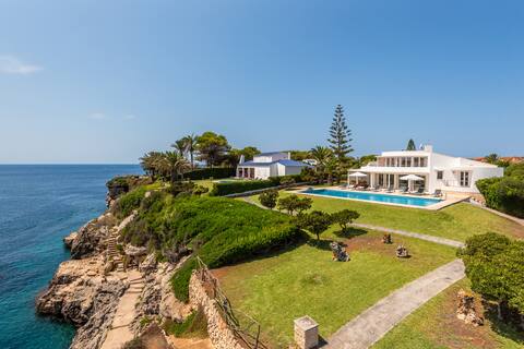 Villa Rocamar superbly positioned on the cliffside