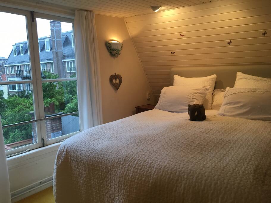 Slaapkamer, heeft ook een wastafel