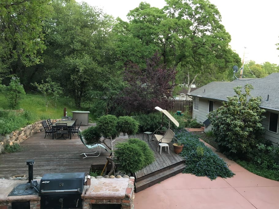Large trees and greenery make you feel like you are in your own secluded retreat. Both a charcoal built-in BBQ and a gas BBQ are available for your use.
