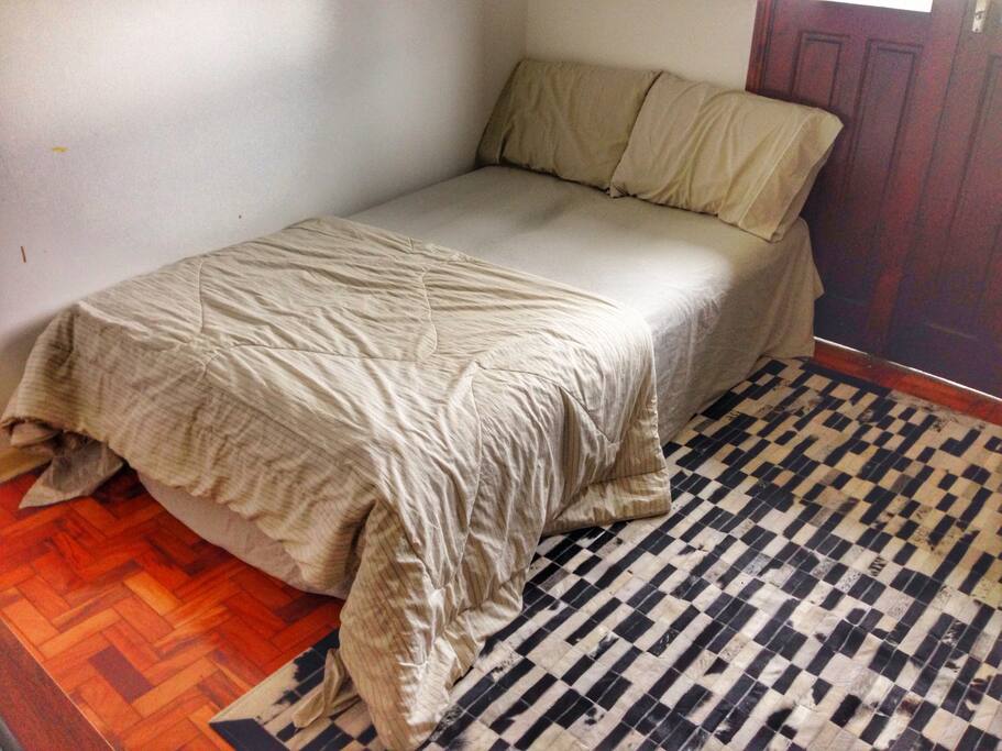 Quarto com sofá-cama arrumado