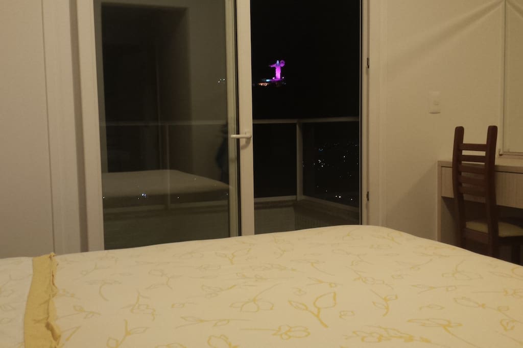 Suíte Master: cama box queen size, janela com isolamento acústico e persiana elétrica