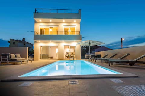 Villa Lele-peace, mountain & sea view, heated pool