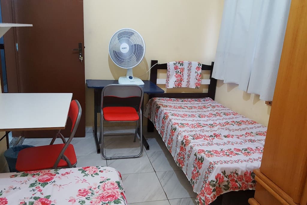 Quarto com duas camas.
Bedroom with two beds.
