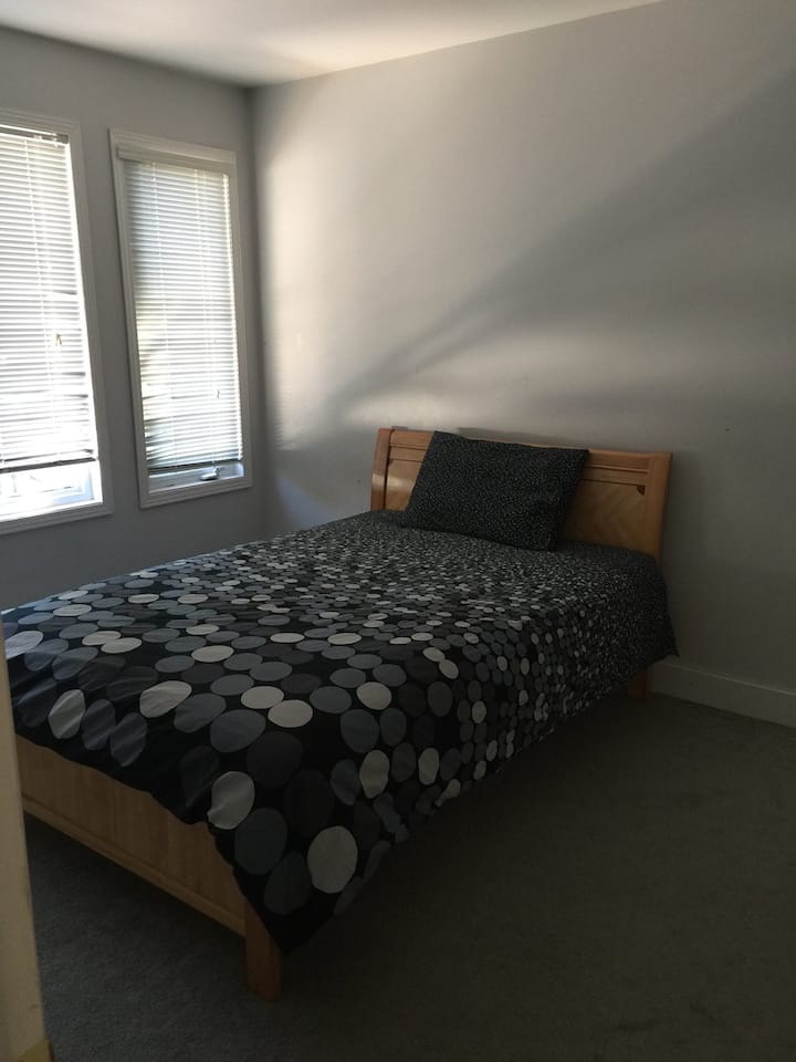 ห้องนอนทิศตะวันตกเฉียงใต้ (ชั้นสอง)