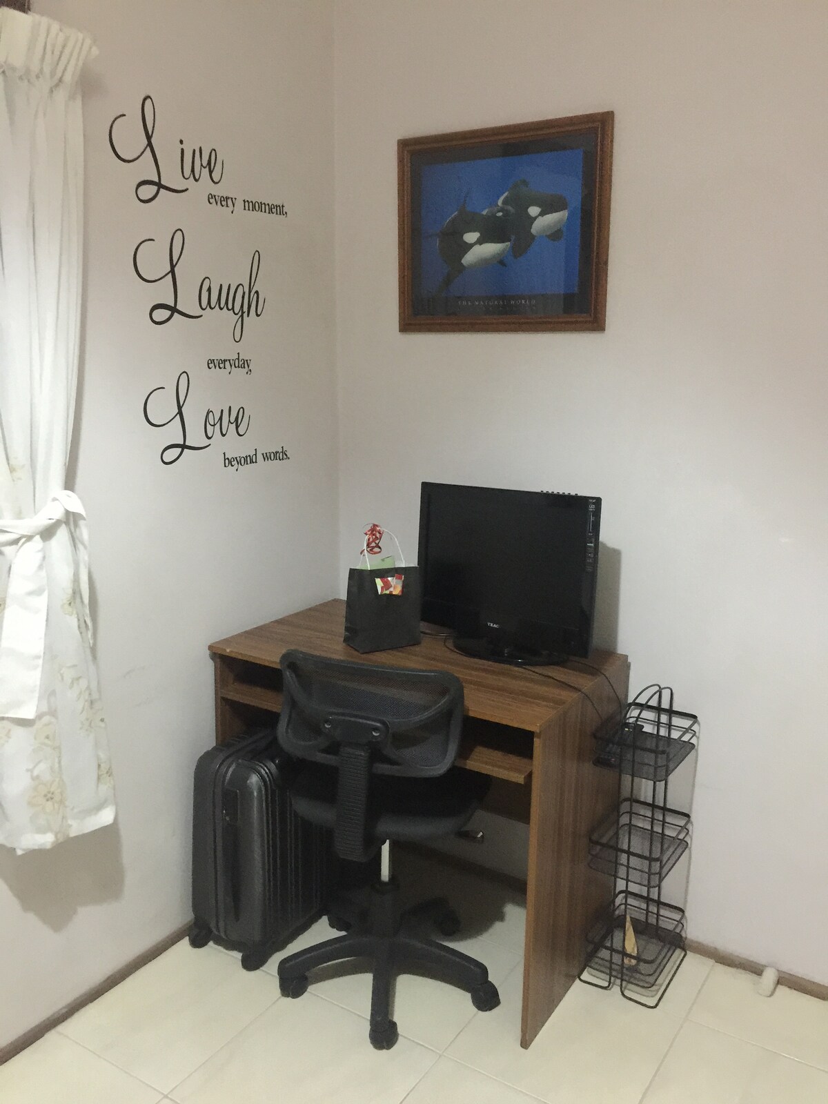 สวัสดี..
ห้องพักมีโต๊ะทำงานและให้ความรู้สึกอบอุ่น
ปูกระเบื้องในช่วงฤดูร้อนเพื่อช่วยให้ห้องดูเย็นขึ้น
ห้องพักมีเฟอร์นิเจอร์ครบครันและเรามีผ้าปูที่นอนสะอาดและสบู่ล้างมือและผ้าขนหนู
เป็นห้องส่วนตัวหัวมุมที่มีบรรยากาศเงียบสงบ