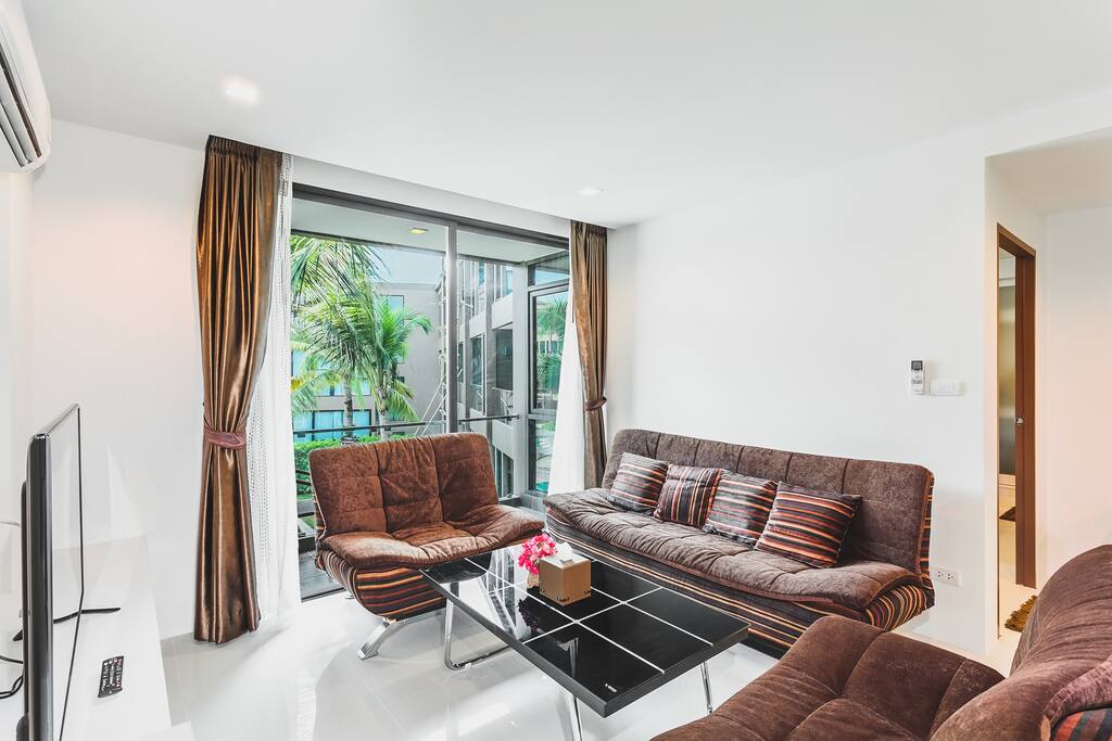 Payably by cash only.
Deposit: 500 usd/20 000 baht;
Electricity: 10 baht/unit by meter;
Water: 50 baht/unit by meter.