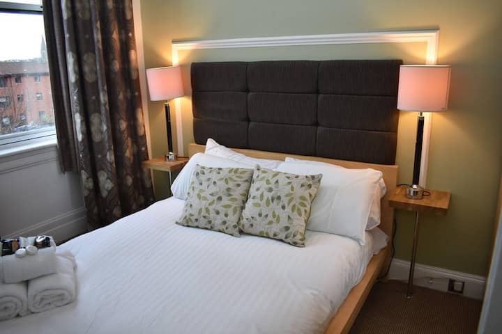 الغرفة الخضراء وغرفة النوم الثانية المضيئة والواسعة...