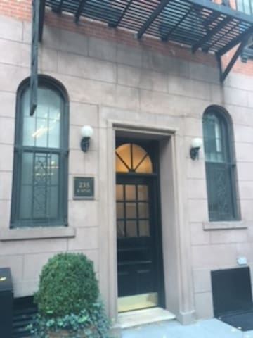 Modern Studio in Midtown East