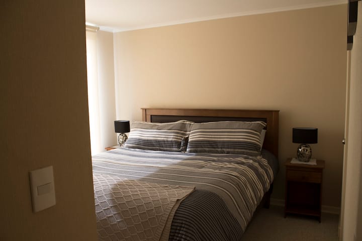 מיטת קינג סייז בחדר השינה