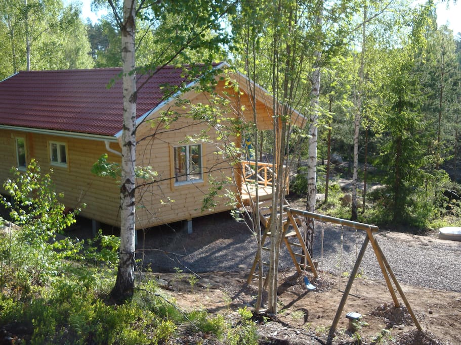 stugan ligger ca 50 m från sjön (längre ned på foton)