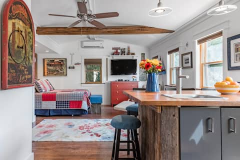 Private Art-Filled Guesthouse near Naval Academy