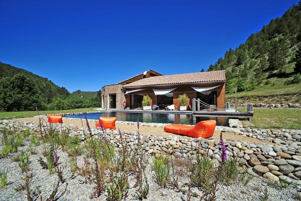 Vue d'ensemble - bassin de filtration / plage / piscine naturelle / éco-gîtes en pleine nature