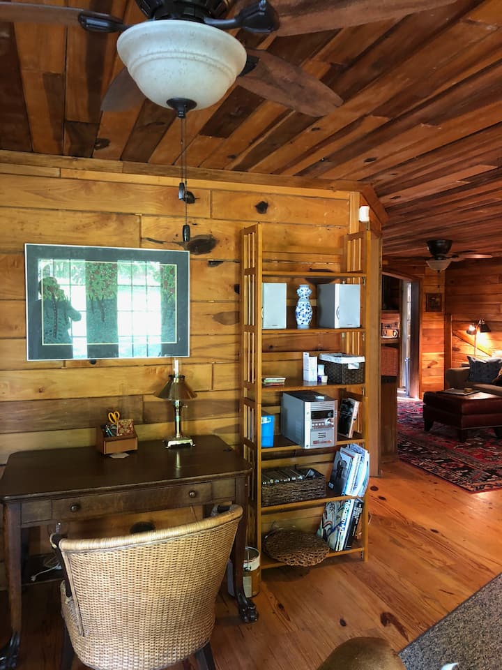 مكان رائع لجهاز الكمبيوتر المحمول الخاص بك عندما يكون لديك عمل