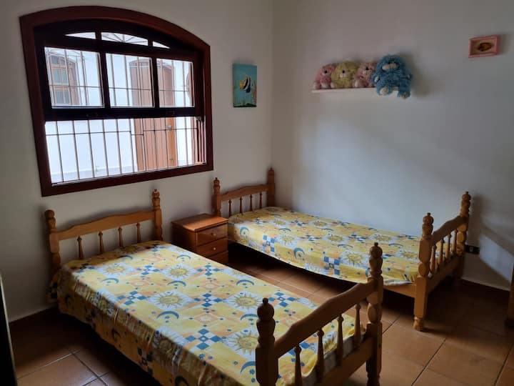 Quarto com duas camas de solteiro